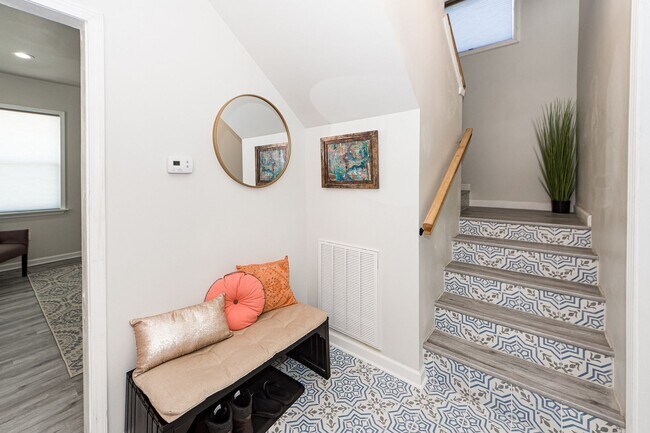 Building Photo - 3 BD 2.5 Bath Charming Home