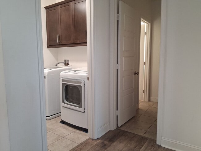 Building Photo - East end Ventura  5 Bed 5 Bath