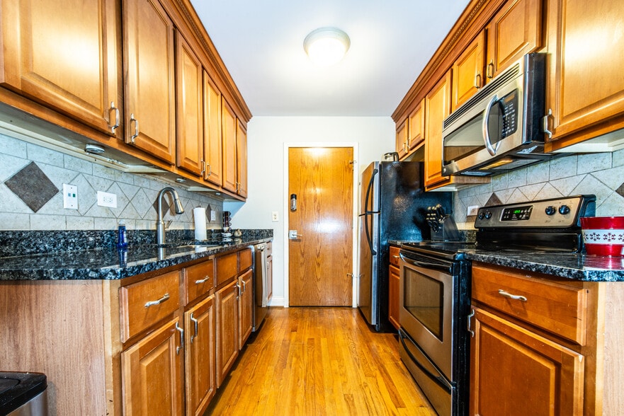 Building Photo - 5027 N East River Rd