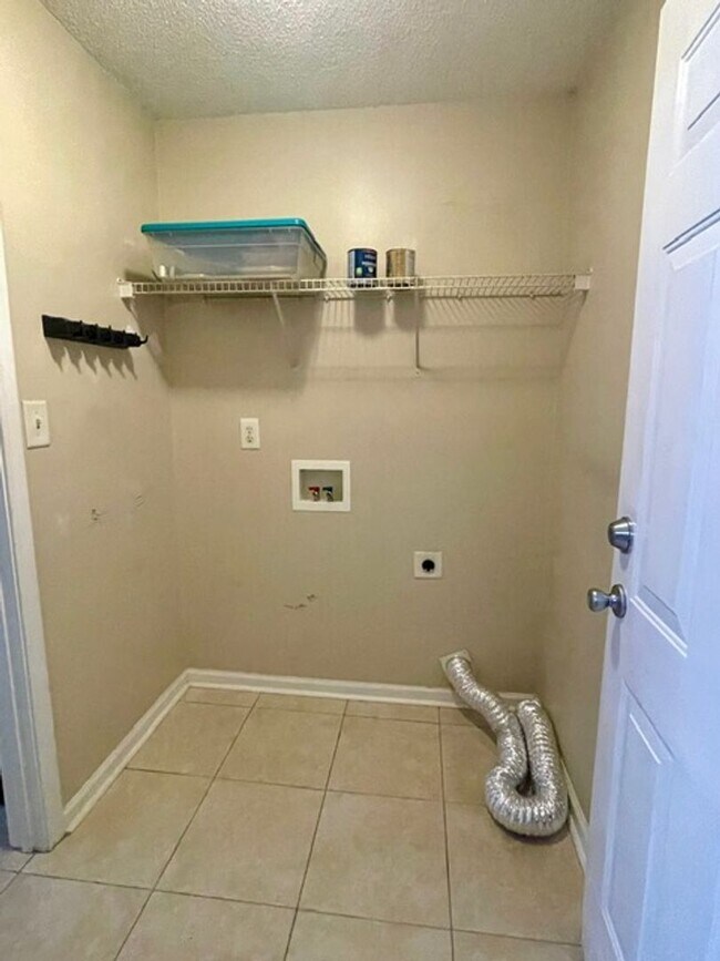 Building Photo - Must see this Adorable 3 bedroom 2 bath 2 garage home . Located in the Reedy Creek Plantation