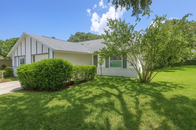 Primary Photo - Charming 2-Bedroom Townhome with Bonus Roo...