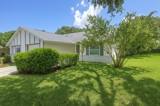 Building Photo - Charming 2-Bedroom Townhome with Bonus Roo...