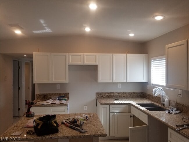 Building Photo - 2504 Flower Dr