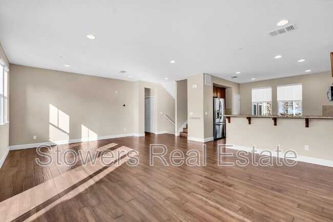 Building Photo - 718 El Paseo Cir