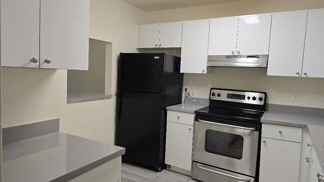 Building Photo - 2810 Riverside Dr