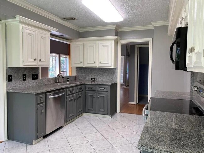Building Photo - 16427 Dunmoor Dr