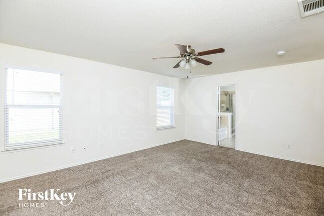 Building Photo - 324 Bob White Dr