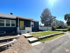 Building Photo - Spacious 2+ Bedroom Duplex Unit in Richlan...