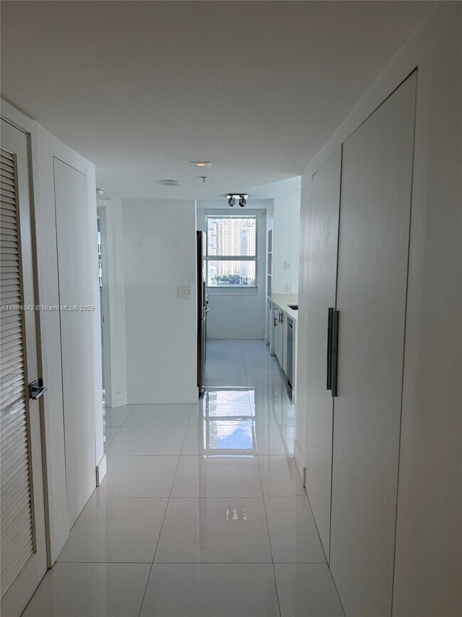 Building Photo - 1155 Brickell Bay Dr