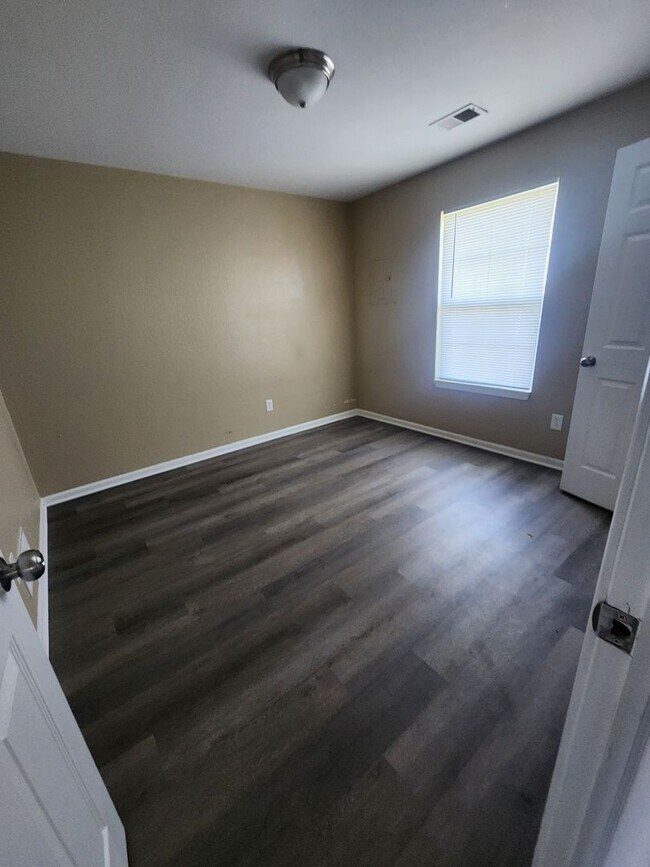 Building Photo - 2 bedroom Oak Grove