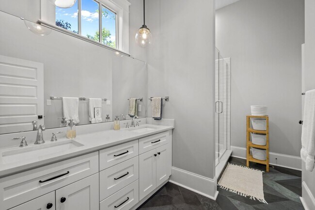 Building Photo - Gorgeous Renovation near Downtown Durham -...