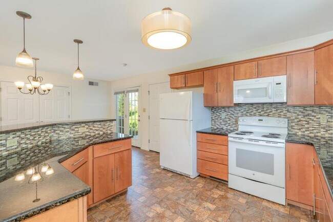 Building Photo - 927 E Lisburn Rd