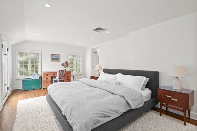 Building Photo - 104 Roton Ave