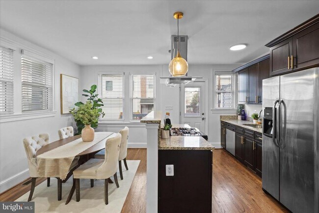 Building Photo - 521 Quintana Pl NW