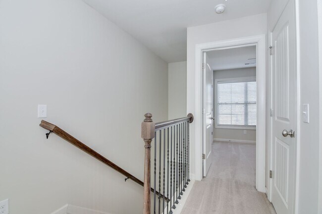 Building Photo - 3 Bedroom 2.5 Bath Townhouse