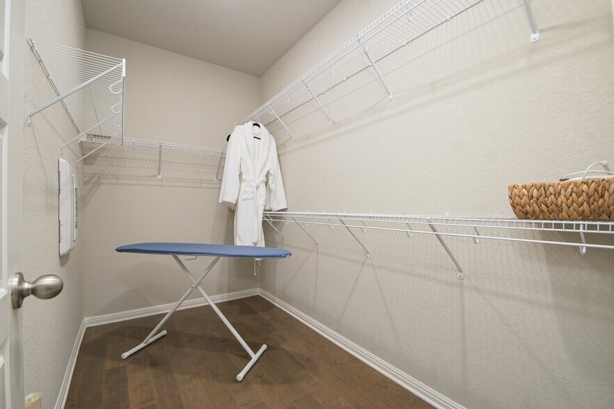 Building Photo - 2411 Verona Wy