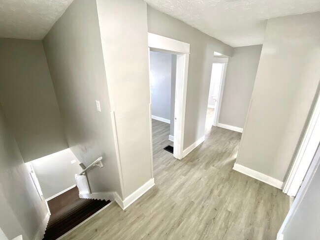 Building Photo - Newly Rehabbed Single Family in Dayton!: N...