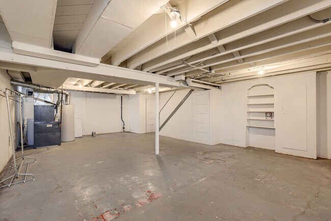 Building Photo - Charming 3 Bedroom Duplex In Prime Location!!