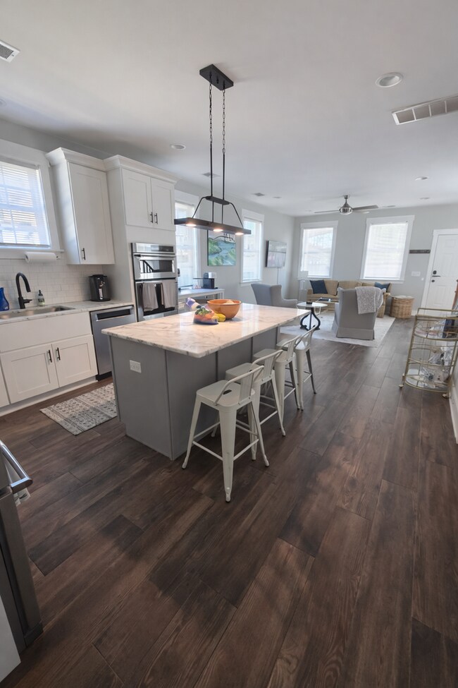 Building Photo - 22M