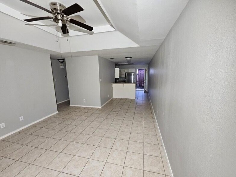 Building Photo - 1301 W Carmen Ave