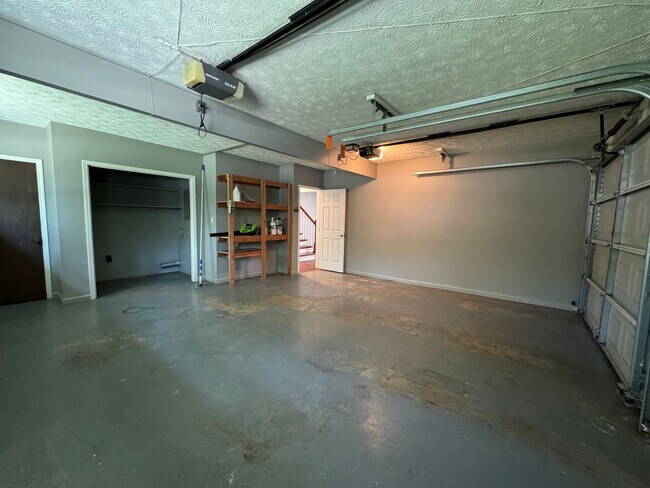 Building Photo - Spacious 3/2.5 House in Twickenham Estates...