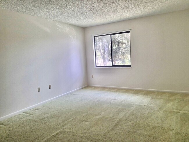 Building Photo - 2/2 in Silver Spring Shores 55+
