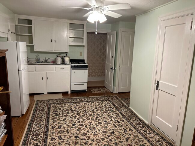 kitchen-gas range - 375 S Bellevue Ave