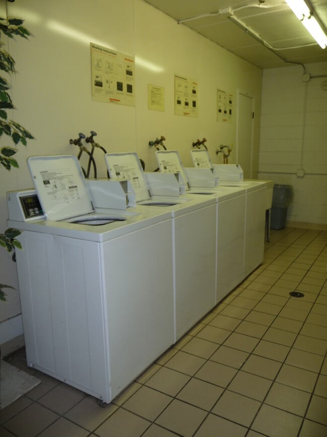 Building Photo - 5000 Carriageway Dr