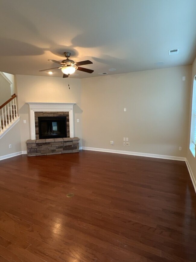 Building Photo - 579 Crossland Dr