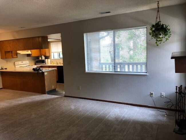 Building Photo - Spacious 1 bed/1bath/garage w fireplace.