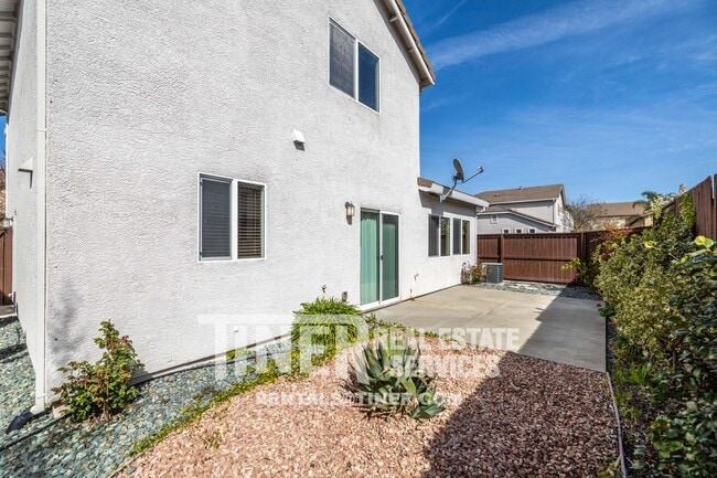 Building Photo - 1707 Grey Bunny Dr