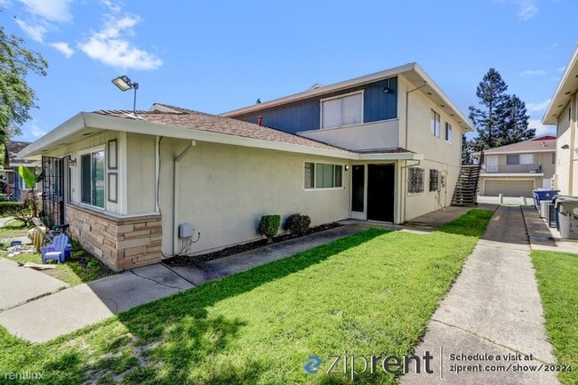 Building Photo - 2 br, 1 bath Townhome - 7384 Franklin Blvd...