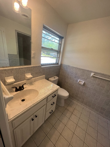 Building Photo - 1501 W Chestnut St