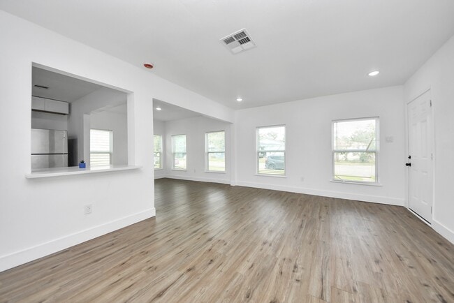 Building Photo - 1203 W 6th St