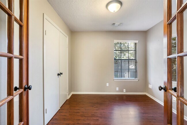 Building Photo - 2 Village Knoll Pl