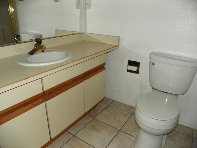 Building Photo - 823 Country Club Dr SE