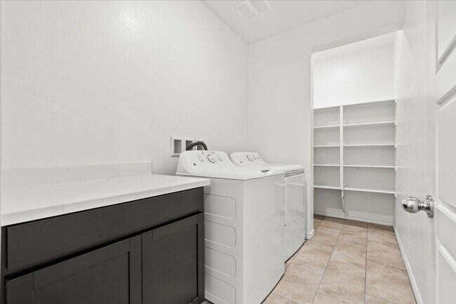 Building Photo - Spacious 5-bedroom home in gated community