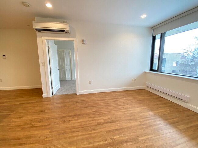 Building Photo - 875 Elm St