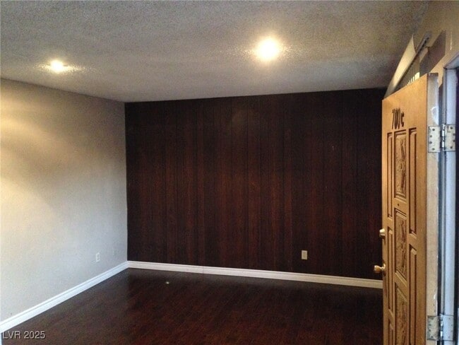 Building Photo - 700 E Nelson Ave