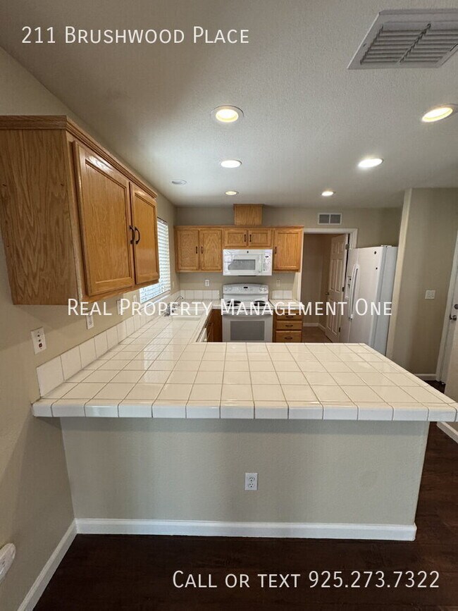 Building Photo - 211 Brushwood Pl