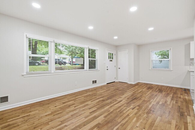 Building Photo - 18 Grandin Cir