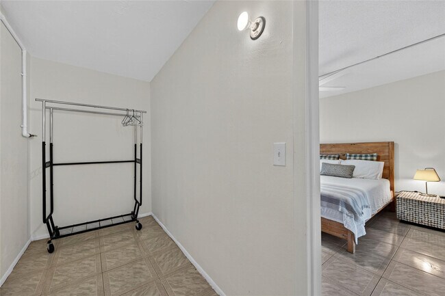 Building Photo - 625 Antioch Ave