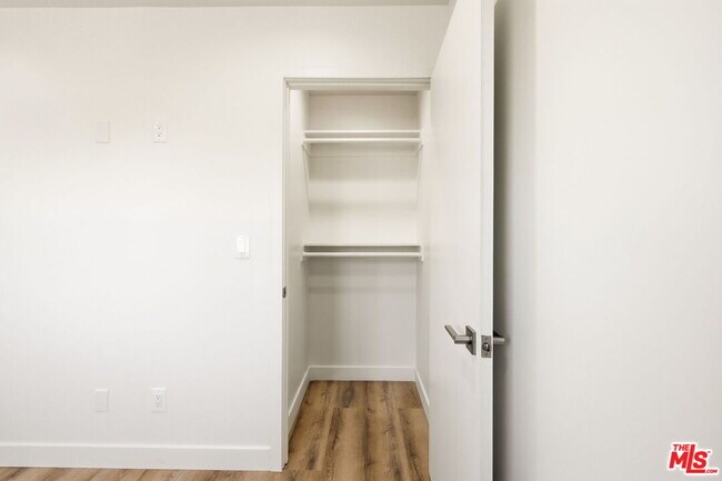 Building Photo - 1122 Beachwood Dr