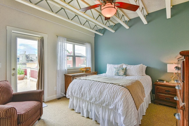 Building Photo - 803 Heschel St