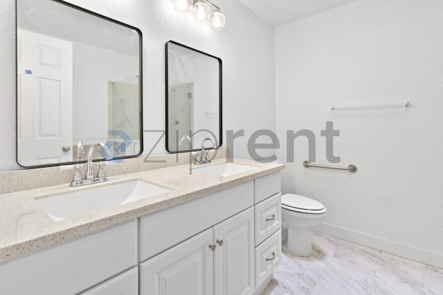 Building Photo - Unit 1022