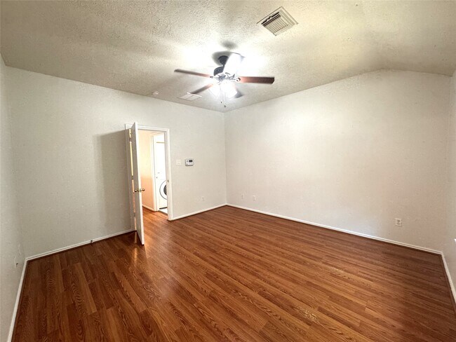 Building Photo - 213 Summerhaze Cir