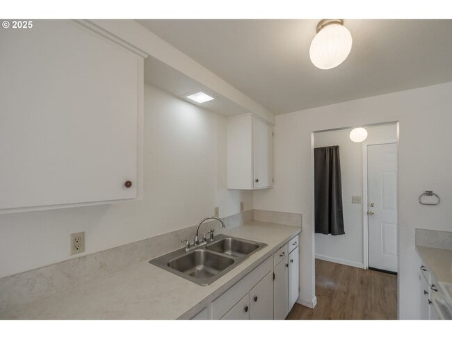 Building Photo - 3-bedroom 1 bath Single Level House