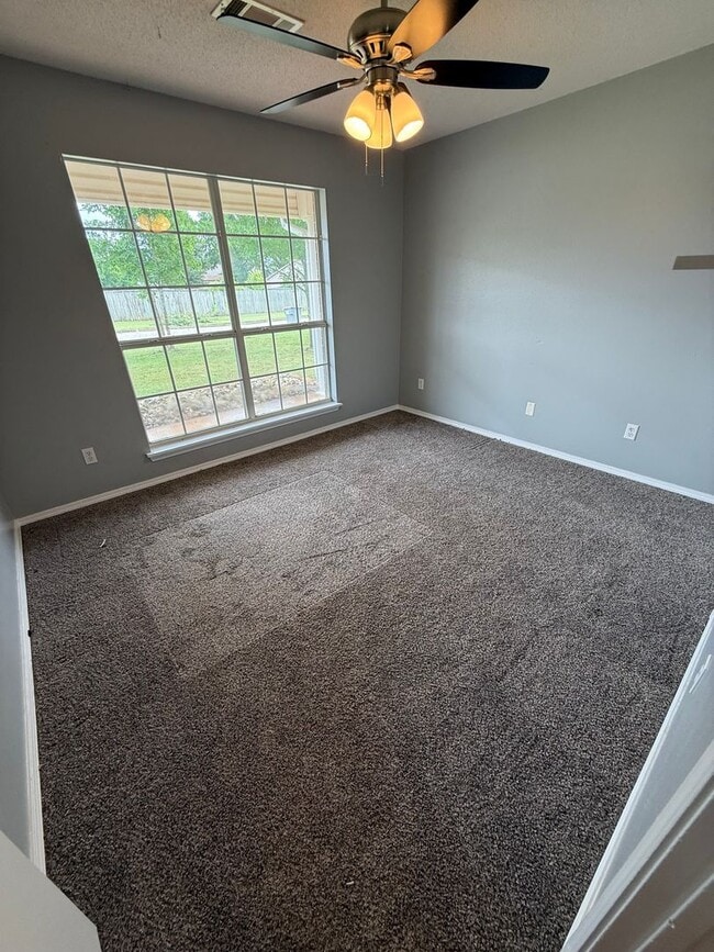 Building Photo - Nice 3 Bed 2 Bath House.  Yard Care Included.  Gas Heat & Hot Water