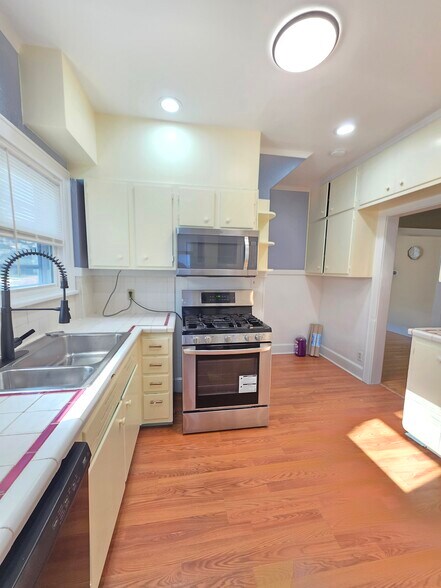 Building Photo - 1906 Burdett Ave