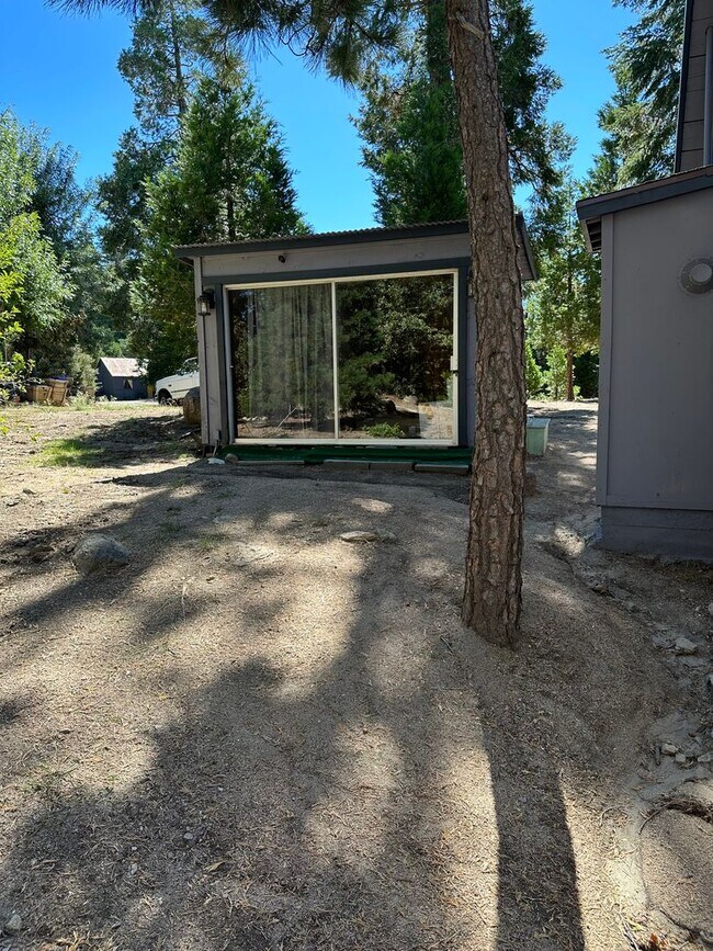 Building Photo - 3 Bedroom 1 Bath